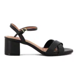 Sandalia negra de tiras cruzadas con taco bajo de 6 cm.