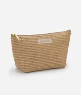 Neceser pequeño en formato trapecio con textura de ráfia, cierre de cremallera y parche con detalle embossed.