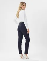 Pantalón azul marino de gabardina elastizada, corte recto, con bolsillos simulados en la parte delantera y bolsillos aplicados en la parte trasera.