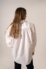 Camisa blanca de mangas largas abullonadas, confeccionada en algodón.