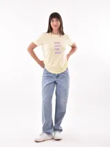 Remera blanca de algodón con estampado de cerezas rojas y texto "Mon Cheri".