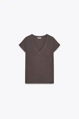 Camiseta marrón de corte recto, escote en V y mangas cortas.
