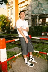 Remera blanca de algodón con estampado negro en el frente.