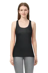 Musculosa negra de bretel ancho y corte holgado.