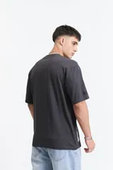 Remera lila de algodón, corte oversize, manga corta y cuello redondo.