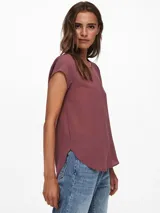 Remera color marrón rosado de corte recto, con cuello redondo y mangas cortas.