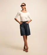 Blusa color crema con escote bardot y mangas 3/4.