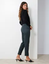 Pantalón de vestir ajustado, color verde oscuro con estampado cuadrillé sutil, tiro medio/alto y abertura en el ruedo.
