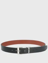 Cinturón de cuero negro con interior marrón, hebilla metálica plateada con el logo de Hush Puppies grabado.