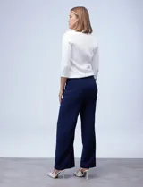 Pantalón negro de pierna ancha, marca Zac & Rachel. Pretina ancha con aplique de botones y bolsillos simulados con tachas.