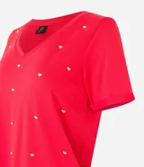 Blusa roja de viscosa con escote en V y corazones metalizados aplicados.