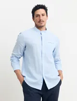 Camisa de lino color beige, de cuello mao y manga larga.