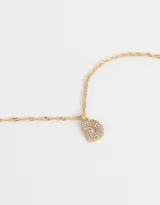Cadena corta dorada con dije de la letra A cubierto de strass.