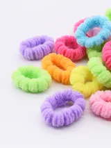 Pack de 50 gomitas de pelo elásticas de colores surtidos.