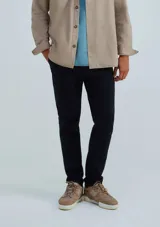 Pantalón de vestir azul marino, de corte slim fit, con bolsillos laterales y traseros.