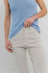 Pantalón jean de tiro alto, corte recto, cinco bolsillos, cierre frontal con cremallera y botón.