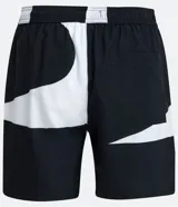 Bermuda tipo boardshort con cinturilla elástica, cordón de ajuste y estampado color block en blanco y negro.