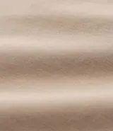 Campera masculina color marrón confeccionada en sarga, con cuello inglés, cierre de cremallera frontal, manga larga y bolsillos con detalles.