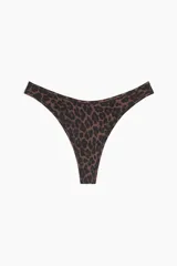 Pack de tres bombachas colaless de microfibra, tiro bajo con cintura en V y refuerzo interior. Incluye una bombacha negra, una color piel y una con estampado animal print de leopardo.