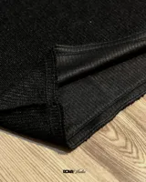 Buzo color crema de lana premium con textura acanalada y costuras expuestas.