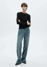 Camiseta de manga larga negra, de corte ajustado y cuello redondo.