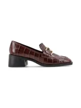 Zapato mocasín color marrón con estampado croco, punta cuadrada, hebilla metálica dorada y taco cuadrado.