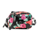 Bandolera rectangular de símil cuero negro con estampado de flores rosas, rojas y verdes. Tiene correa regulable, cierre superior, bolsillo interno con cierre y bolsillo interno abierto. Herrajes plateados y forro de tela de algodón y poliéster.