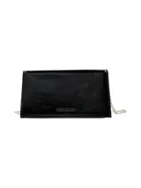Cartera rígida negra charolada con cadena metálica removible.