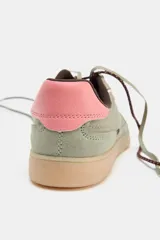 Zapatillas deportivas color verde oliva con detalles en rosa y marrón.