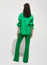 Camisa de lino color verde, con corte clásico y mangas largas ajustadas.
