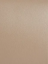 Cartera de hombro Calvin Klein color beige con textura pebble, correa ajustable, solapa con cierre magnético, bolsillos interiores y logo CK en el frente.