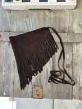 Faja marrón de gamuza con flecos largos y tira delgada para atar a la cintura.