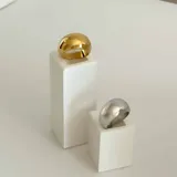 Anillo dorado bombé de acero quirúrgico hipoalergénico con baño en oro 18K.