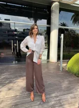 Pantalón palazzo marrón con lurex y cintura alta.