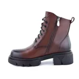 Bota de cuero color marrón con cordones negros, suela de goma negra con plataforma y detalle de logo metálico en el lateral.