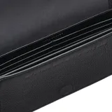 Mini bolso bandolera de cuero negro Marc Jacobs con correa ajustable y extraíble con el logo de la marca. Tiene la frase "my other bag is the tote bag" grabada en el interior, un bolsillo deslizante y ocho ranuras para tarjetas.