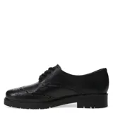 Zapato acordonado de cuero negro con detalles de perforaciones y suela de goma.