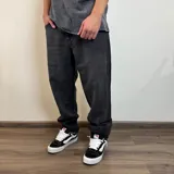 Pantalón jean gris de corte mom oversize.