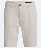 Bermuda masculina de corte slim, confeccionada en sarga lisa color blanco. Cuenta con bolsillos laterales, cierre con botón y cremallera, y trabillas para cinturón.