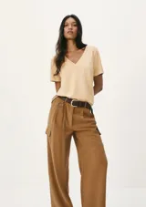 Remera de manga corta color gris con escote en V.