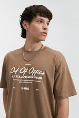 Remera celeste de manga corta con cuello redondo y estampado con letras en el frente.