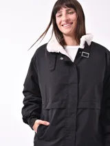 Campera color beige con cuello de piel sintética blanca, cierre frontal con cremallera y bolsillos laterales.