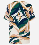 Blusa de viscosa con estampado de hojas en tonos verde, azul y ocre. Tiene cuello redondo y mangas cortas.