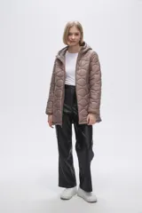 Campera acolchada color marrón topo, con capucha y cierre frontal.