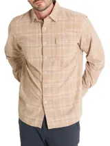 Camisa de franela de algodón orgánico a cuadros en tonos azul, gris y verde. Tiene cuello camisero, manga larga, un bolsillo en el pecho y cierre con botones.