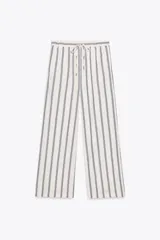 Pantalón palazzo de algodón color crudo con rayas verticales azules, tiro medio, cintura ajustable con cordones, bolsillos laterales ocultos y pierna recta.
