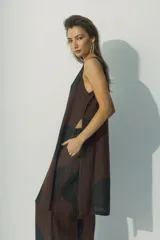 Blusa marrón con estampado de lunares negros grandes, sin mangas y corte recto.