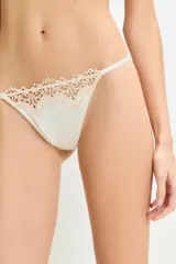 Colaless negro de microfibra con detalle de encaje floral en la parte delantera.