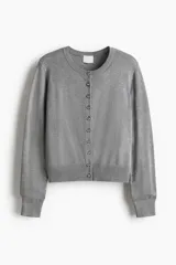 Cárdigan gris de punto suave con cuello redondo y botones metálicos dorados en el frente. Tiene remate acanalado en cuello, puños y bajo.