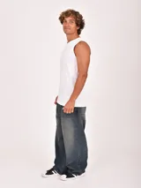 Musculosa negra de corte ancho y sin mangas, con cuello redondo.